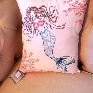 🧜🏼‍♀️Mermaid Embroidered Pillow